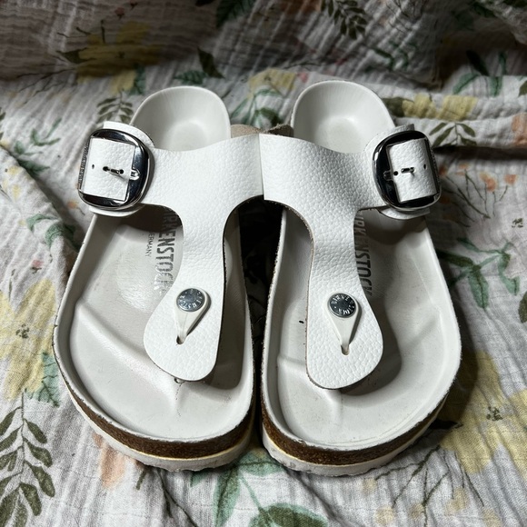 Birkenstock Gizeh White Pebbled Leather Big Buckle Sandals - Picture 1 of 6